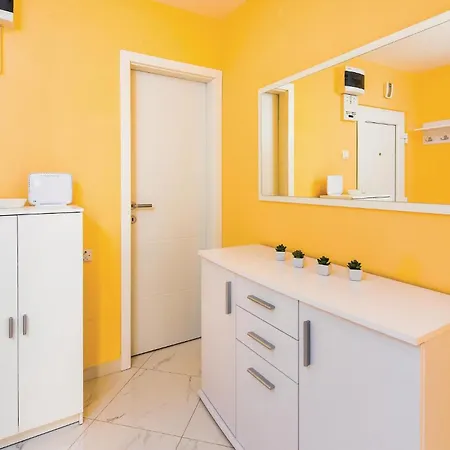 Apartment 1 Bedroom Gorgeous In *